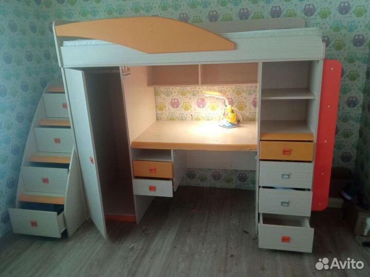 Детская кровать чердак со столом и шкафом