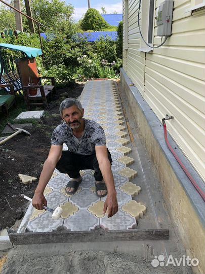 Положим тратуарные плитки и бордюры