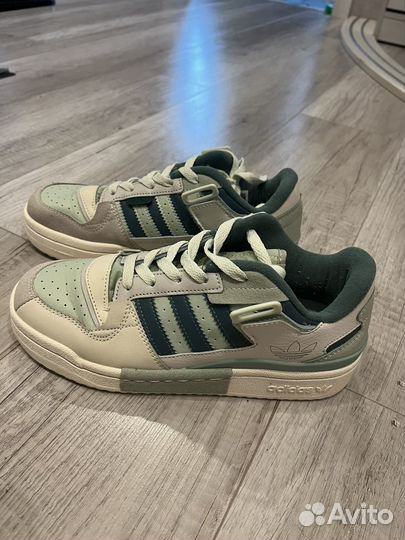 Кроссовки женские