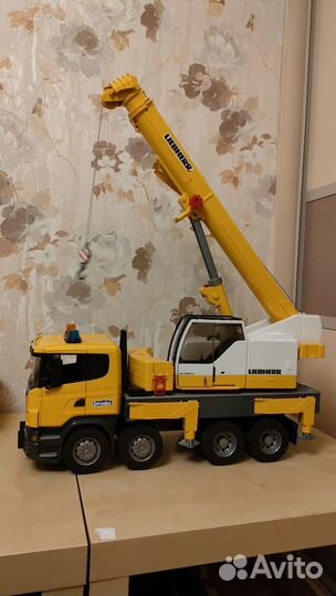 Игрушечный кран Bruder