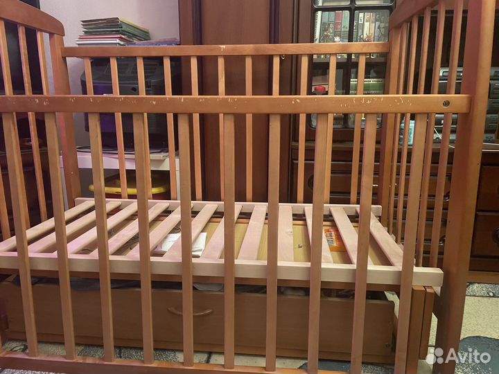 Кровать детская с маятником