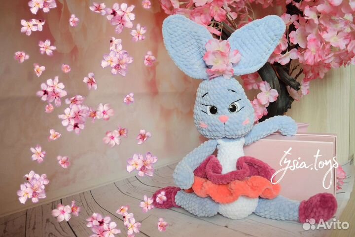 Вязанный зайка-танцор