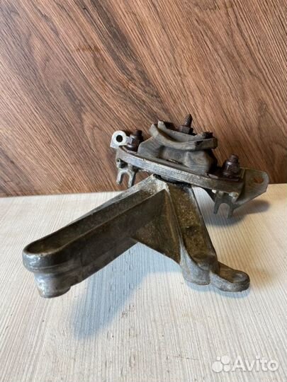 Кронштейн кпп Renault Duster