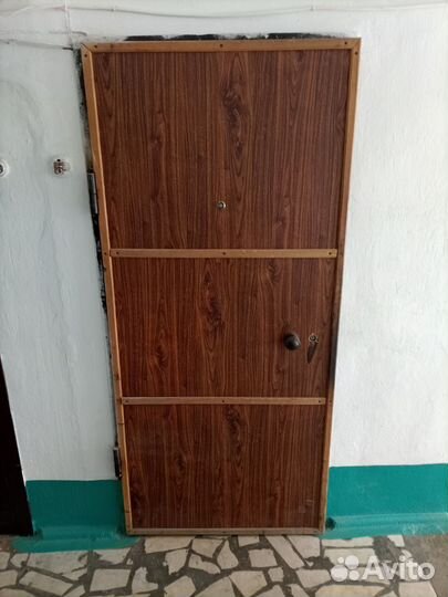 Продам металлическую входную дверь