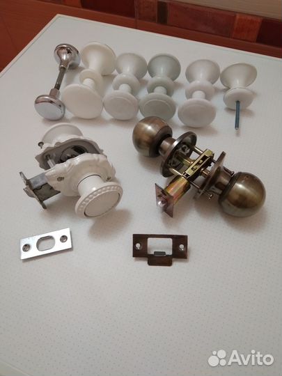 Замки врезные разные и ручки дверные
