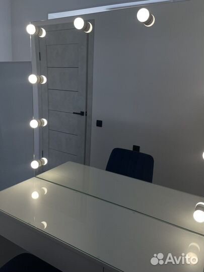 Стол для визажиста