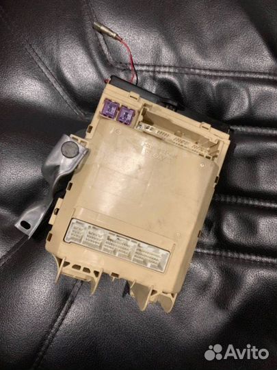 Блок предохранителей салона Toyota Harrier GSU30W