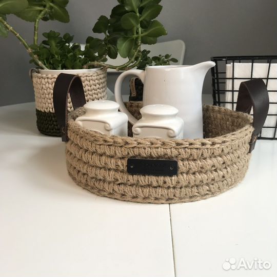 Вязаная корзина для хранения / поднос из джута