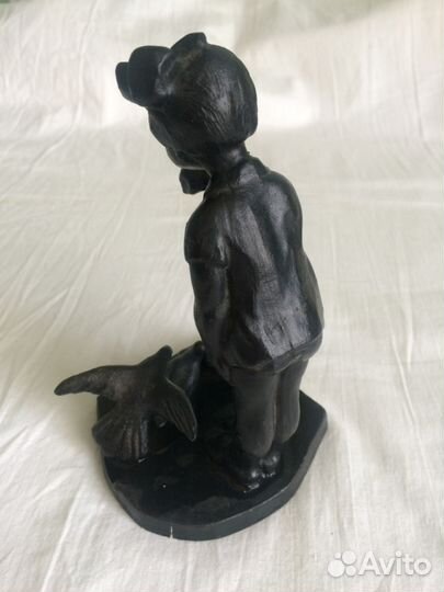 Статуэтка Куса. Девочка кормит голубей 1972 год