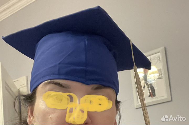 Костюм выпускника вуза, мантия и шапочка