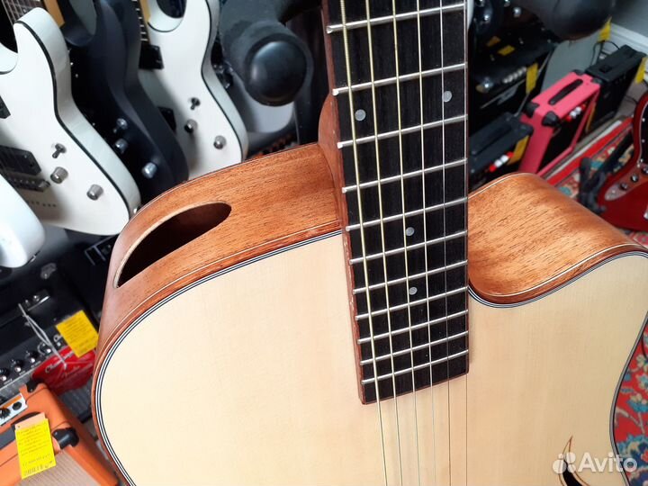 Акустическая гитара дредноут
