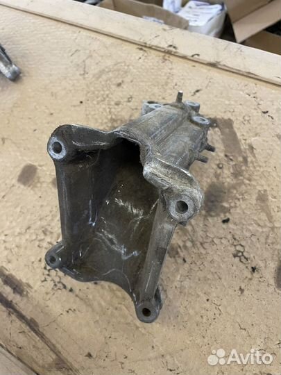 Кронштейн кпп VW Passat B3