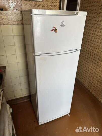 Холодильник indesit st167.028
