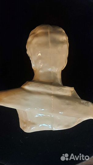 Старинный бюст. Есенин