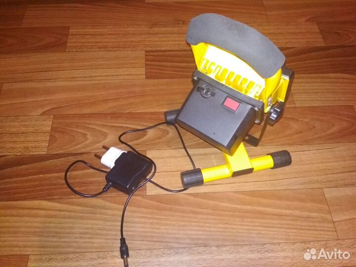 Светодиодный прожектор с аккумулятором 15W Фонарик