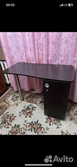 Маникюрный стол
