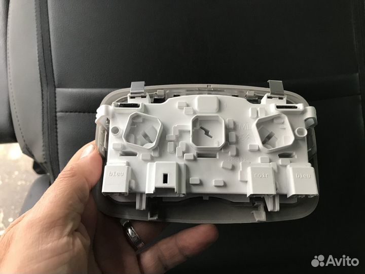 Плафон освещения салона Пежо Травеллер