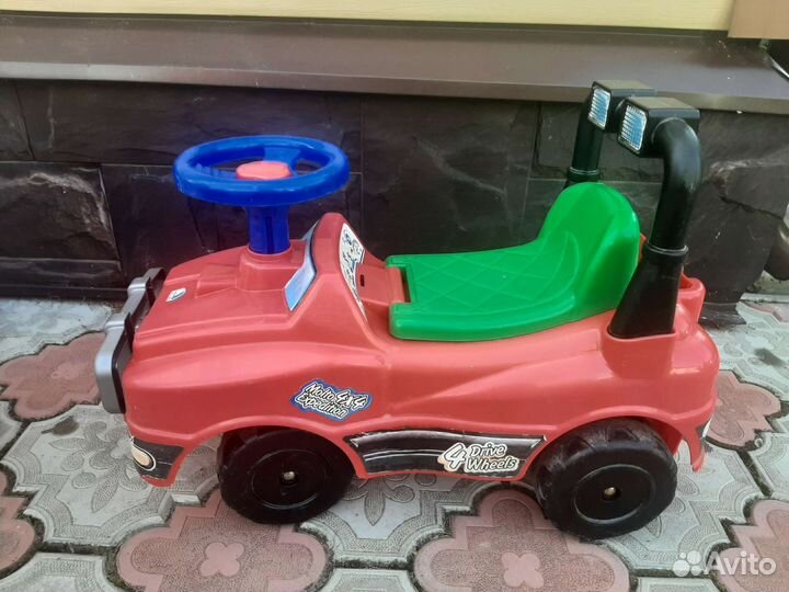 Машинка-каталка толокар Molto с ручкой