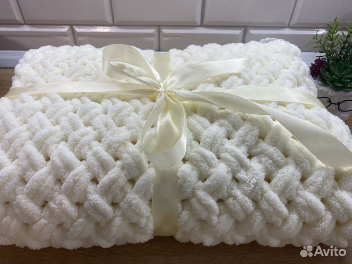 Вязаный плед и пинетки