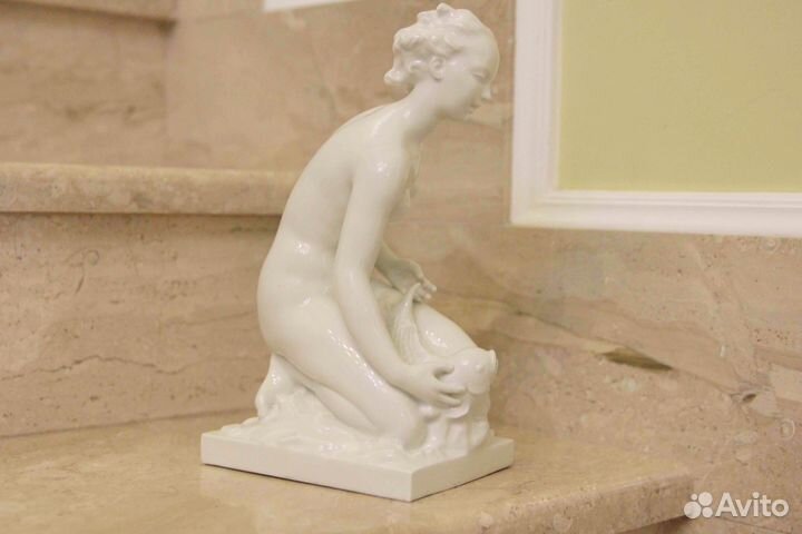 Антикварная фарфоровая статуэтка 