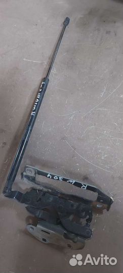 Петля капота на Mercedes w204