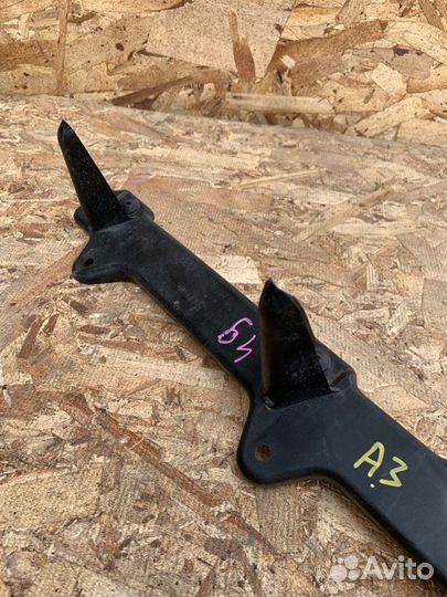 Кронштейн бампера задний Audi A3 8P 1.8 BZB