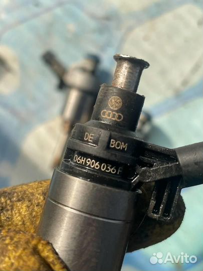 Форсунка топливная бензиновая 06H906036F