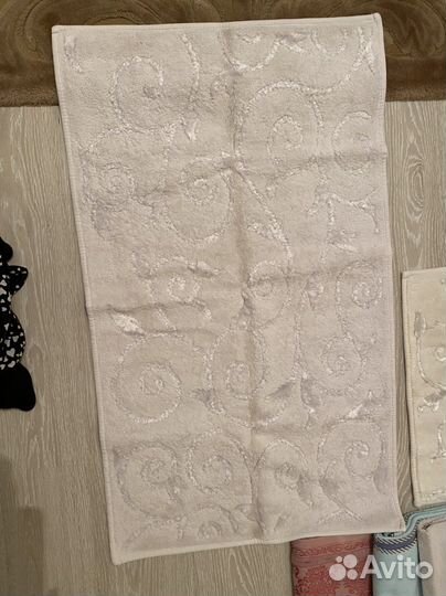 Полотенце, коврики простыня все вместе