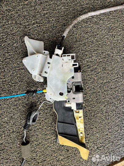 Замок боковой двери передний левый Mercedes-Benz