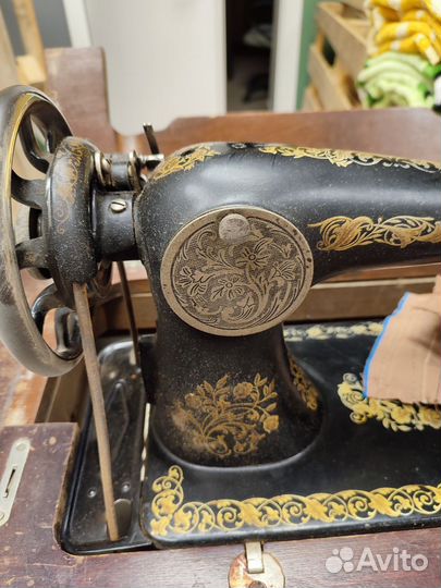 Швейная нож.машинка анквариат на чуг. станине пгмз