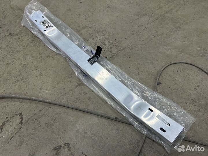 Усилитель переднего бампера Nissan Tiida