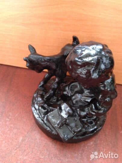 Статуэтка Чугун - Девочка школьница с козлёнком