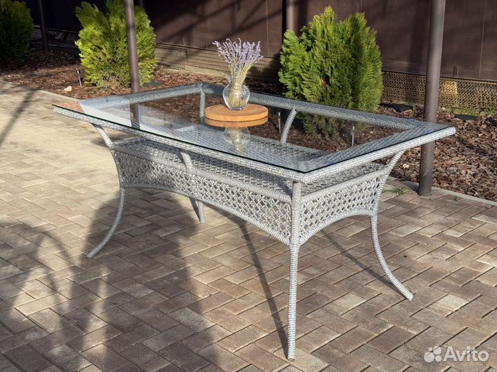 Стол из ротанга