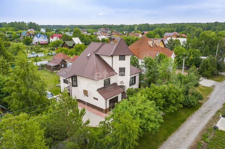 Коттедж 232,7 м² на участке 9,5 сот.