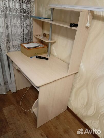 Компьютерный стол бежевого цвета