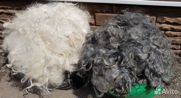 Пух козий, белый и серый