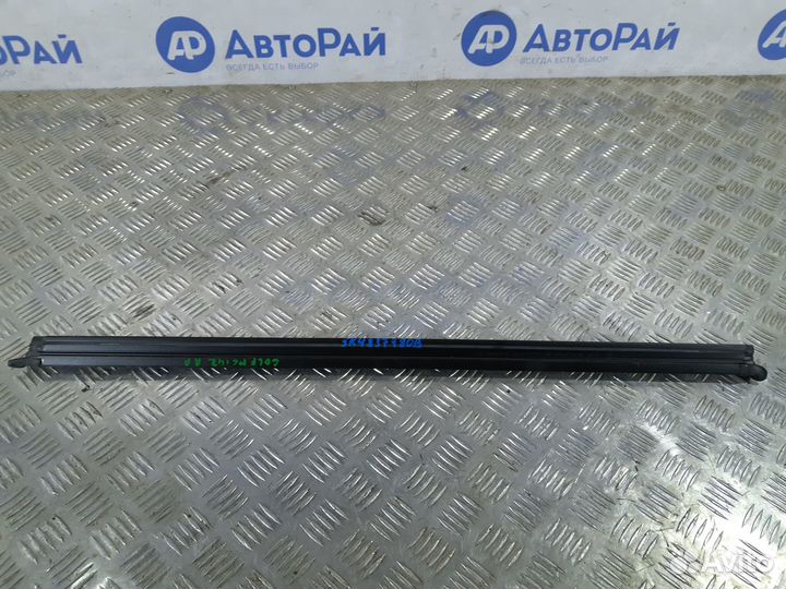 Б/У Уплотнитель стекла двери переней правой вну