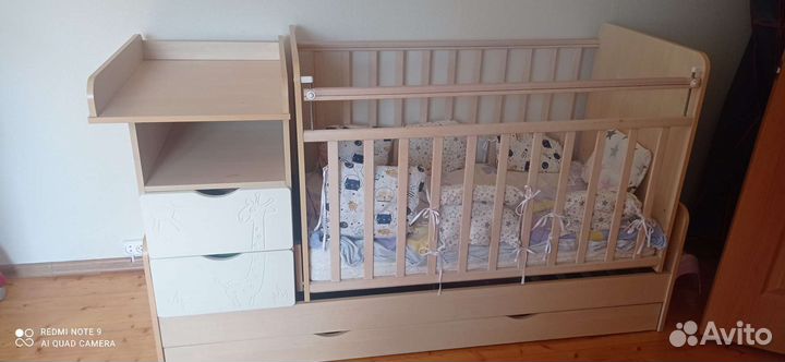 Детская кроватка с маятником
