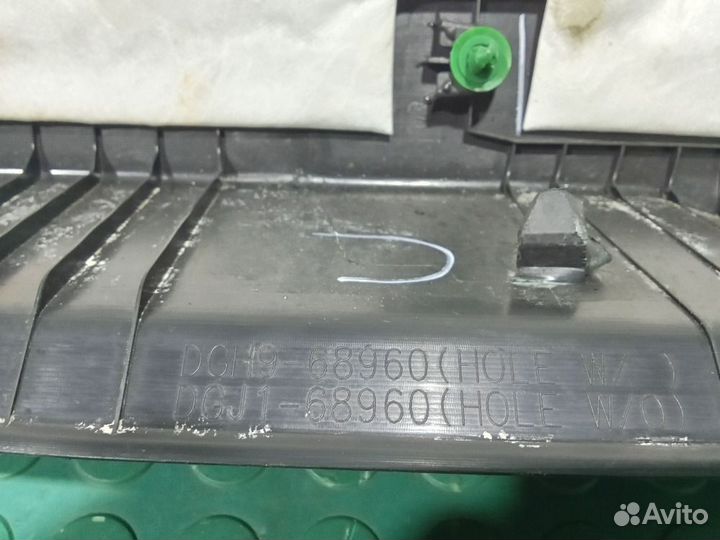 Обшивка двери багажника центральная Mazda CX-30 I (2019—2025)