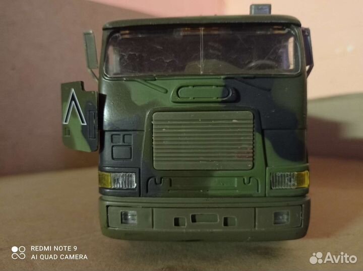 Модель грузовика фредлайнер 1:32