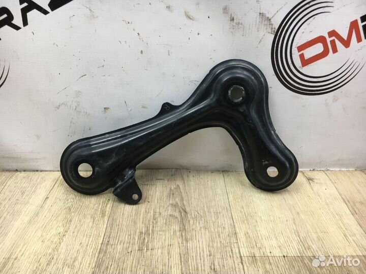 Крепление балки Toyota Prius III (2009—2011)