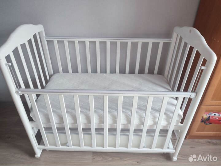 Детская кроватка с маятником и ящиком