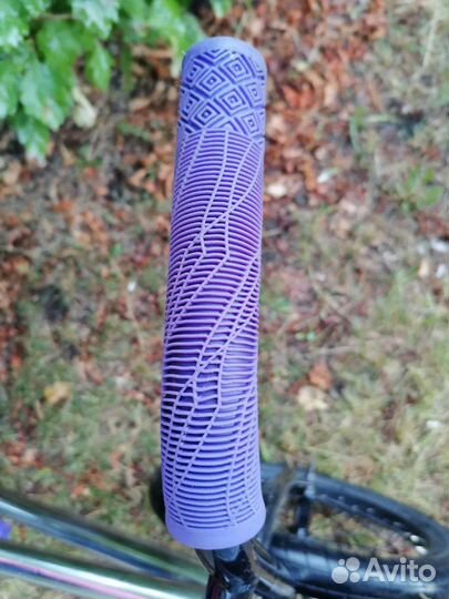 Фиолетовые грипсы на BMX