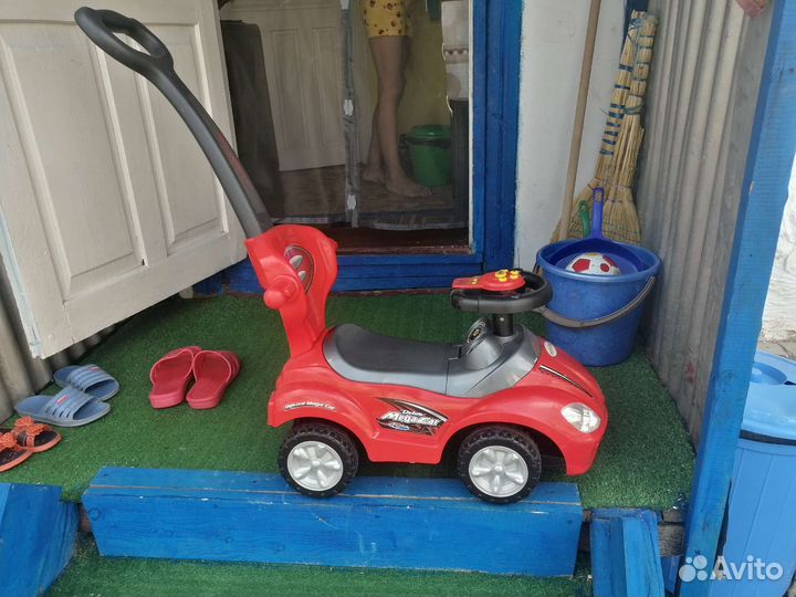Детская машинка каталка с ручкой