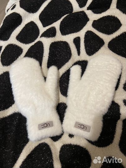 Варежки белые