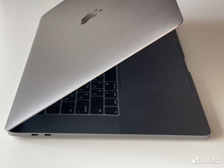 MacBook Pro 15” 2019 Core i9, 16GB/512GB, AMD 560X