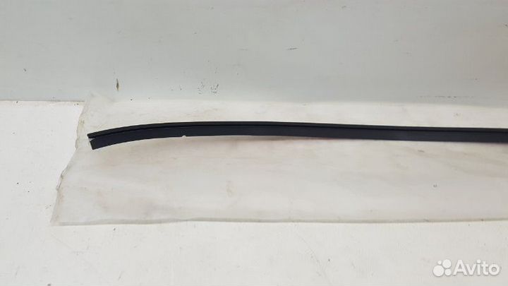 Молдинг лобового стекла передний Toyota Camry V70