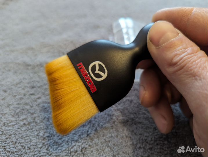 Мягкая щёточка для очистки пыли mazda