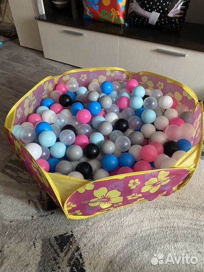 Сухой бассейн с шариками
