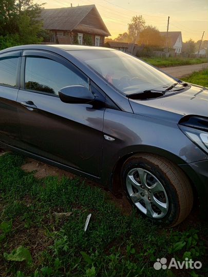 Hyundai Solaris 1.4 МТ, 2011, битый, 180 000 км